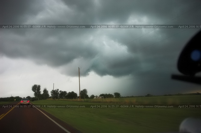 April 24, 2006 - North and Central Oklahoma, El Reno Tornado North of Perry, OK - More scary looking clouds.
 - 20060424_165537.jpg